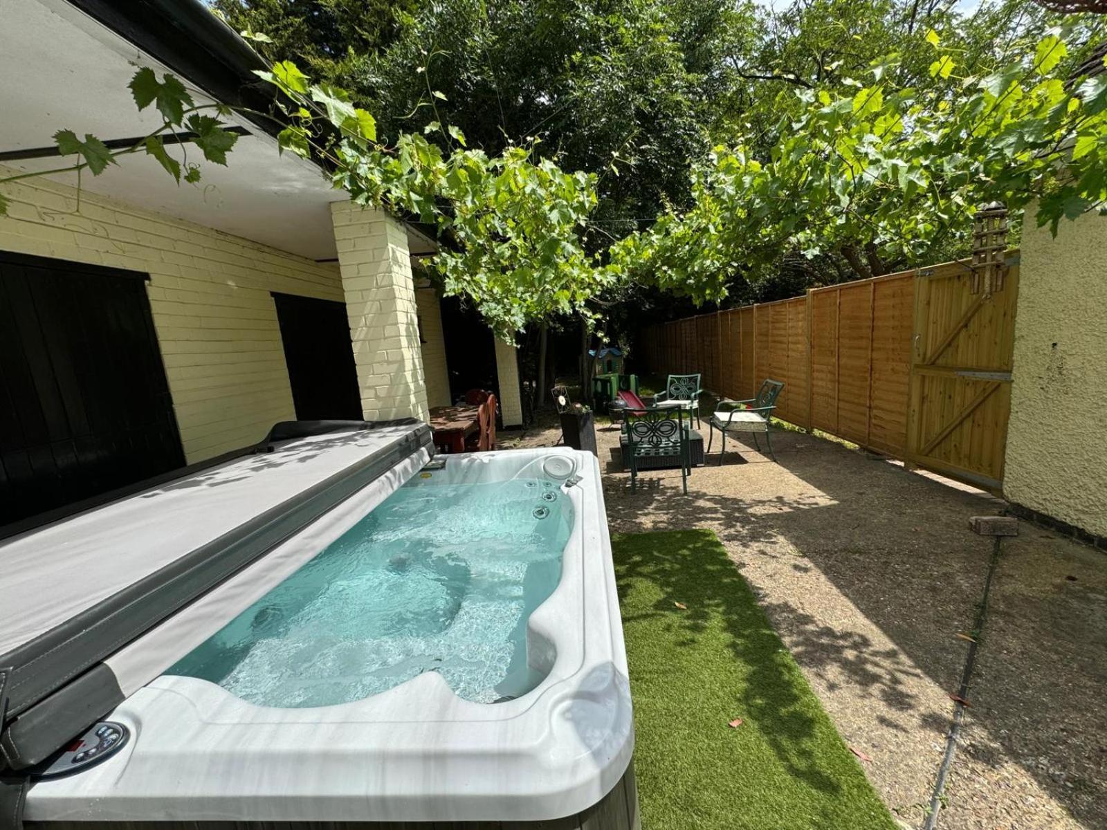Rural Lodge Stay In Windsor! Hot Tub! Sleeps 20 Bray Extérieur photo